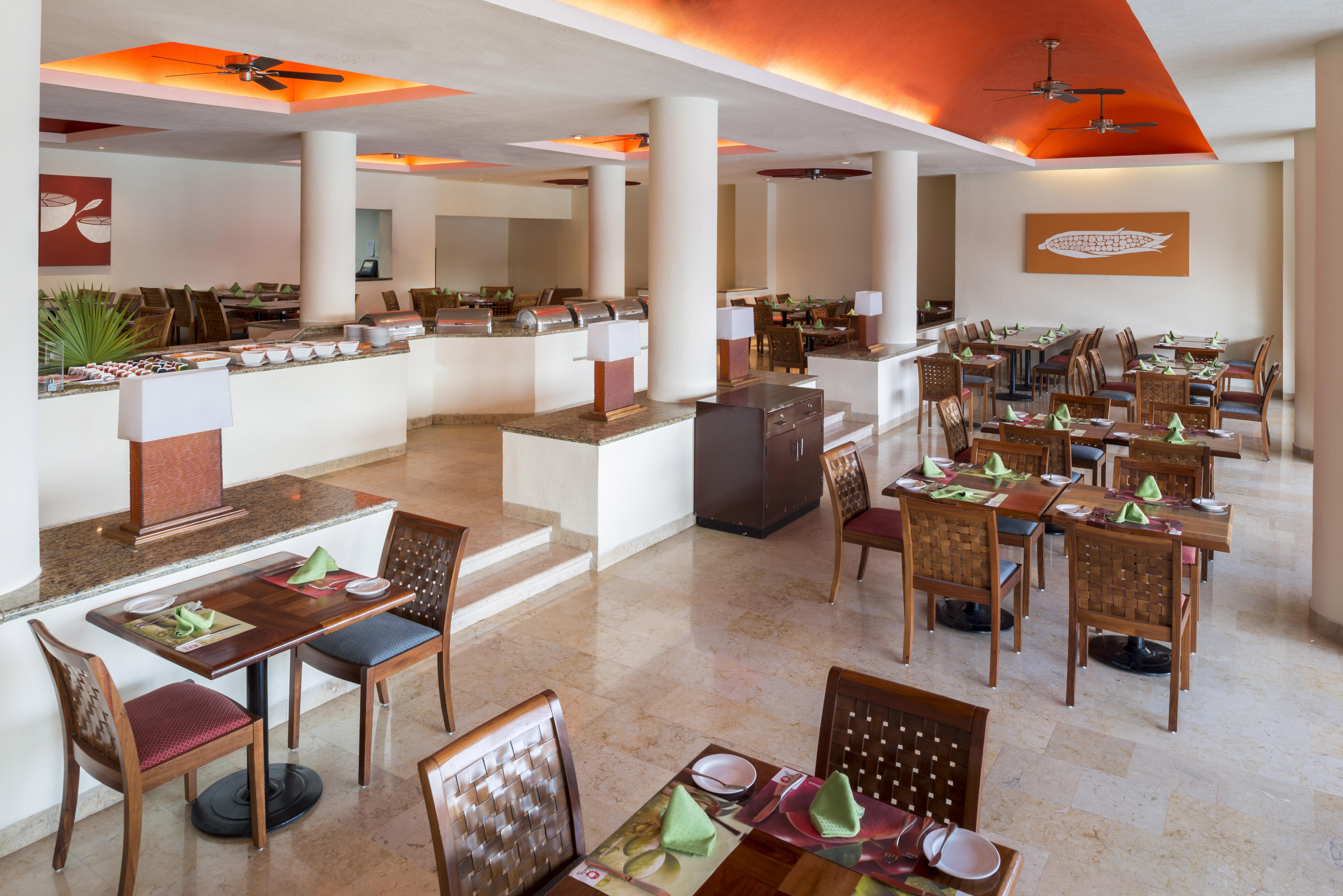 阿卡普尔科迪亚曼特卡米诺里尔酒店 外观 照片 A buffet at a resort