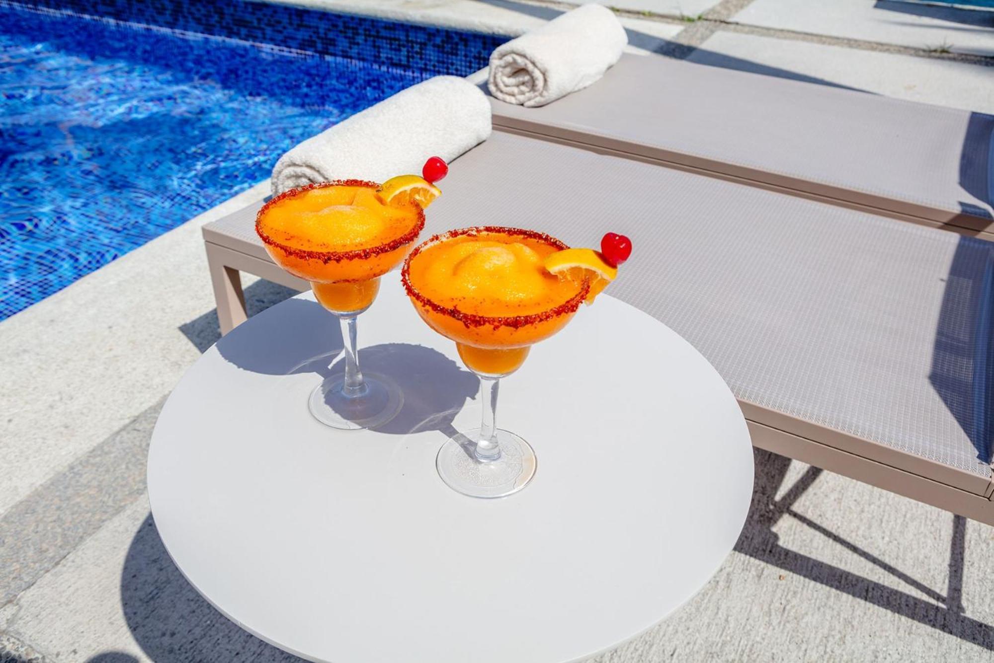阿卡普尔科迪亚曼特卡米诺里尔酒店 外观 照片 Margarita cocktails