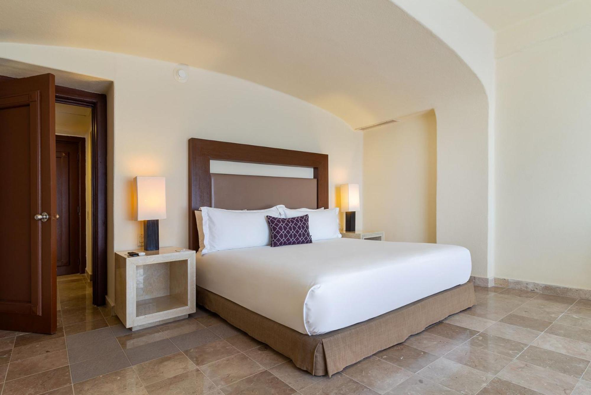阿卡普尔科迪亚曼特卡米诺里尔酒店 外观 照片 A bedroom at the Four Seasons Hotel